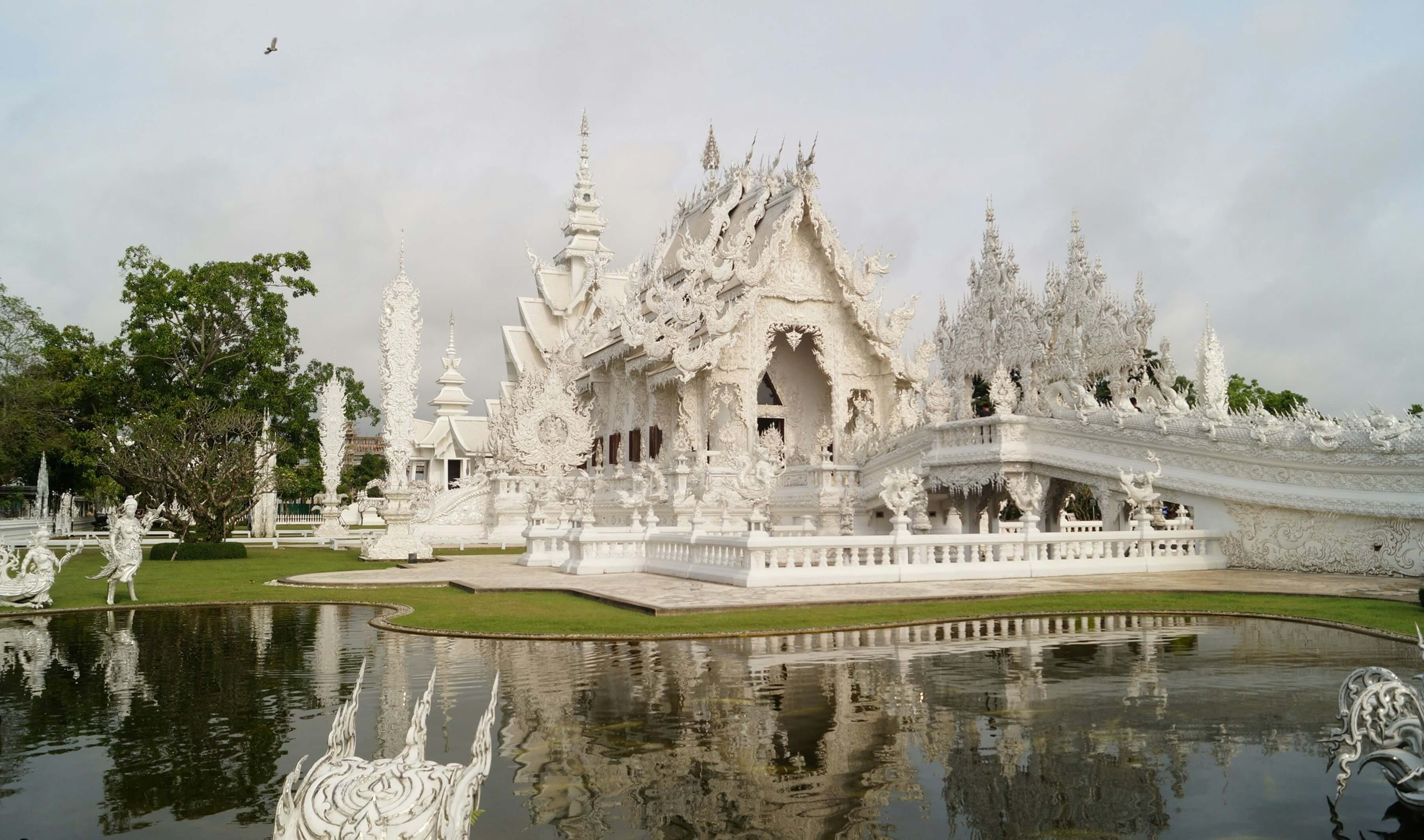 ค้นหาสำนักงานบัญชีในเชียงราย สำนักงานบัญชีเชียงราย — วัดร่องขุ่น (White Temple)