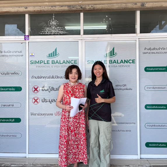 ลูกค้า SME มาปรึกษาเกี่ยวกับบัญชีและการปิดงบการเงินที่ออฟฟิศสำนักงานบัญชี Simple Balance สันกำแพง เชียงใหม่ พร้อมป้ายบริการทำบัญชีรายเดือน ปิดงบการเงิน วางแผนภาษี