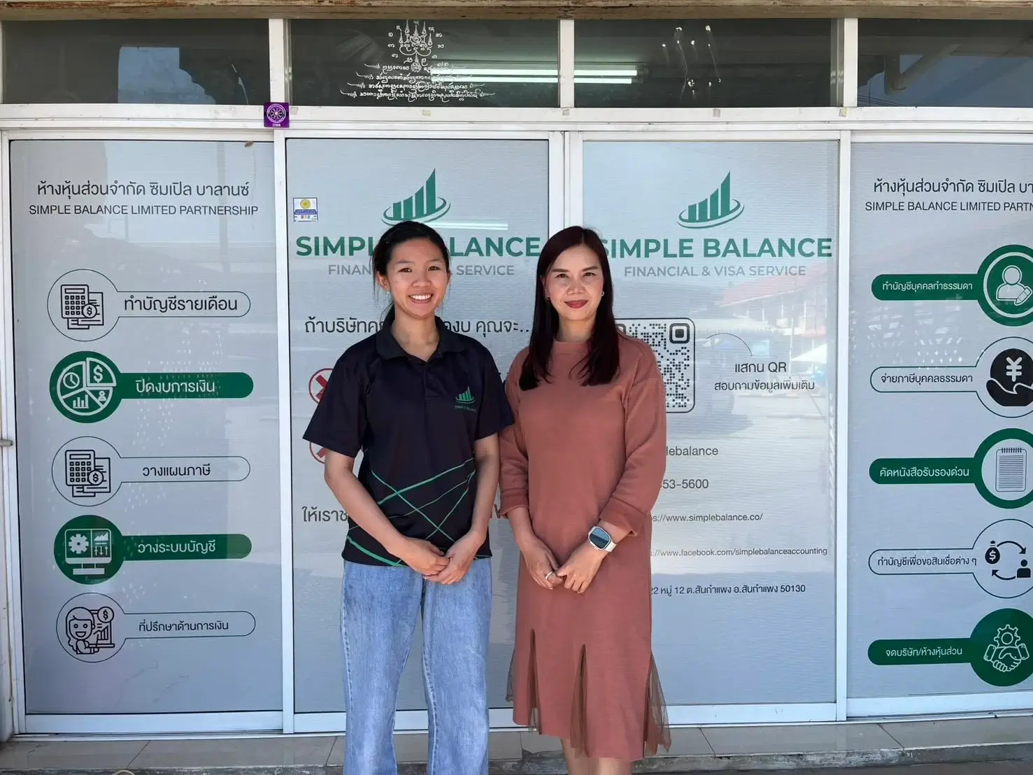 ทีมงาน Simple Balance Chiang Mai ดูแลลูกค้าด้านบัญชีและการเงิน หน้าสำนักงานพร้อมป้ายบริการครบวงจร ทำบัญชีรายเดือน ปิดงบการเงิน วางแผนภาษี วางระบบบัญชี และที่ปรึกษาด้านการเงิน